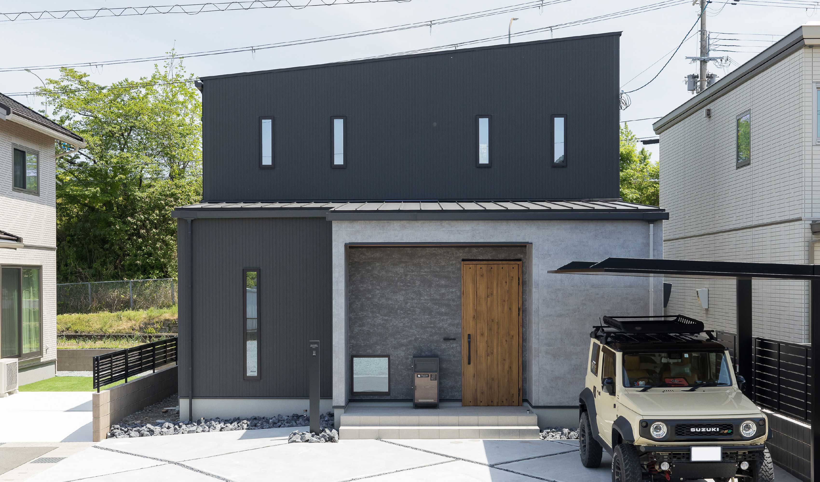 黒い外壁の家の外観