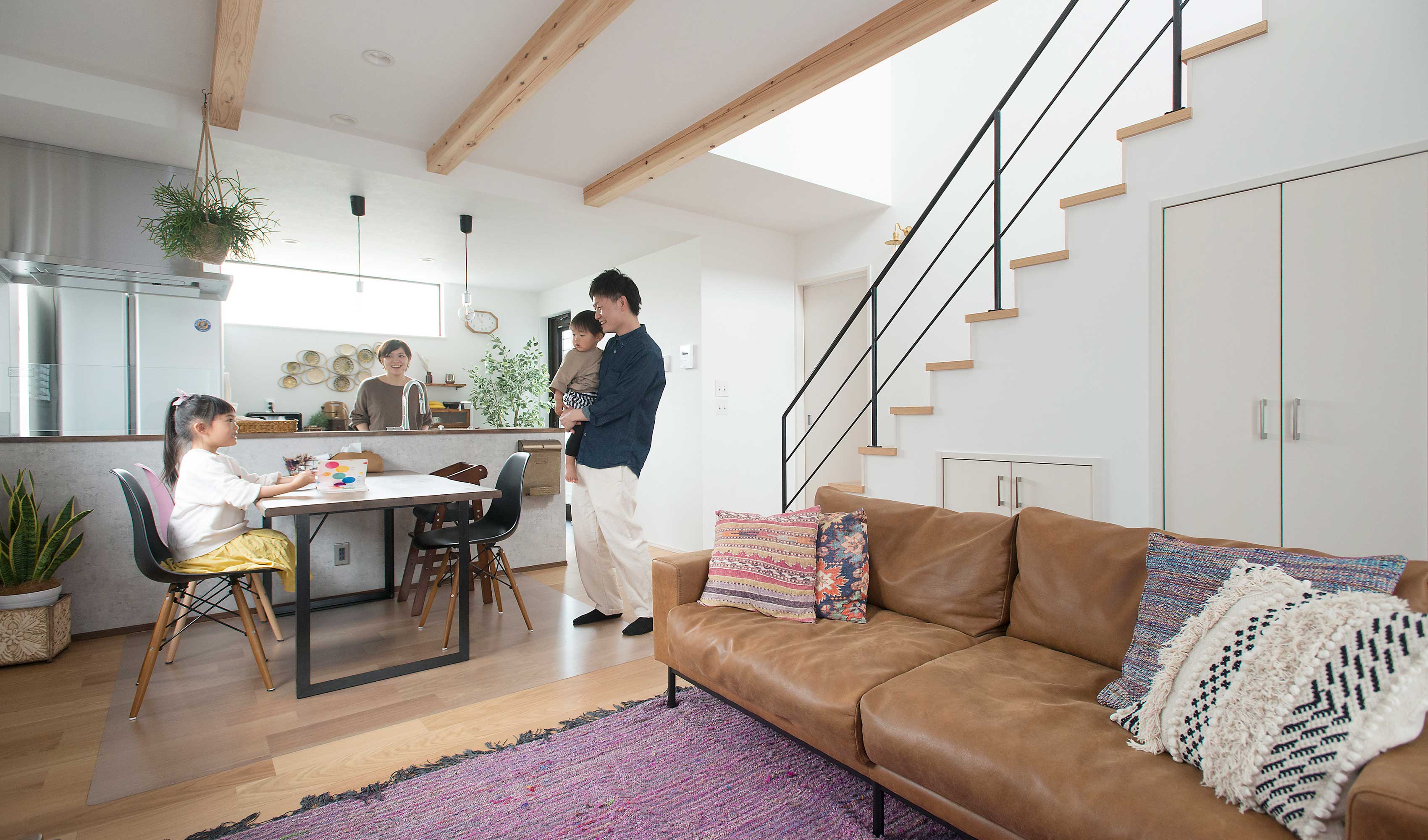 夫婦2人と子供２人のリビング風景