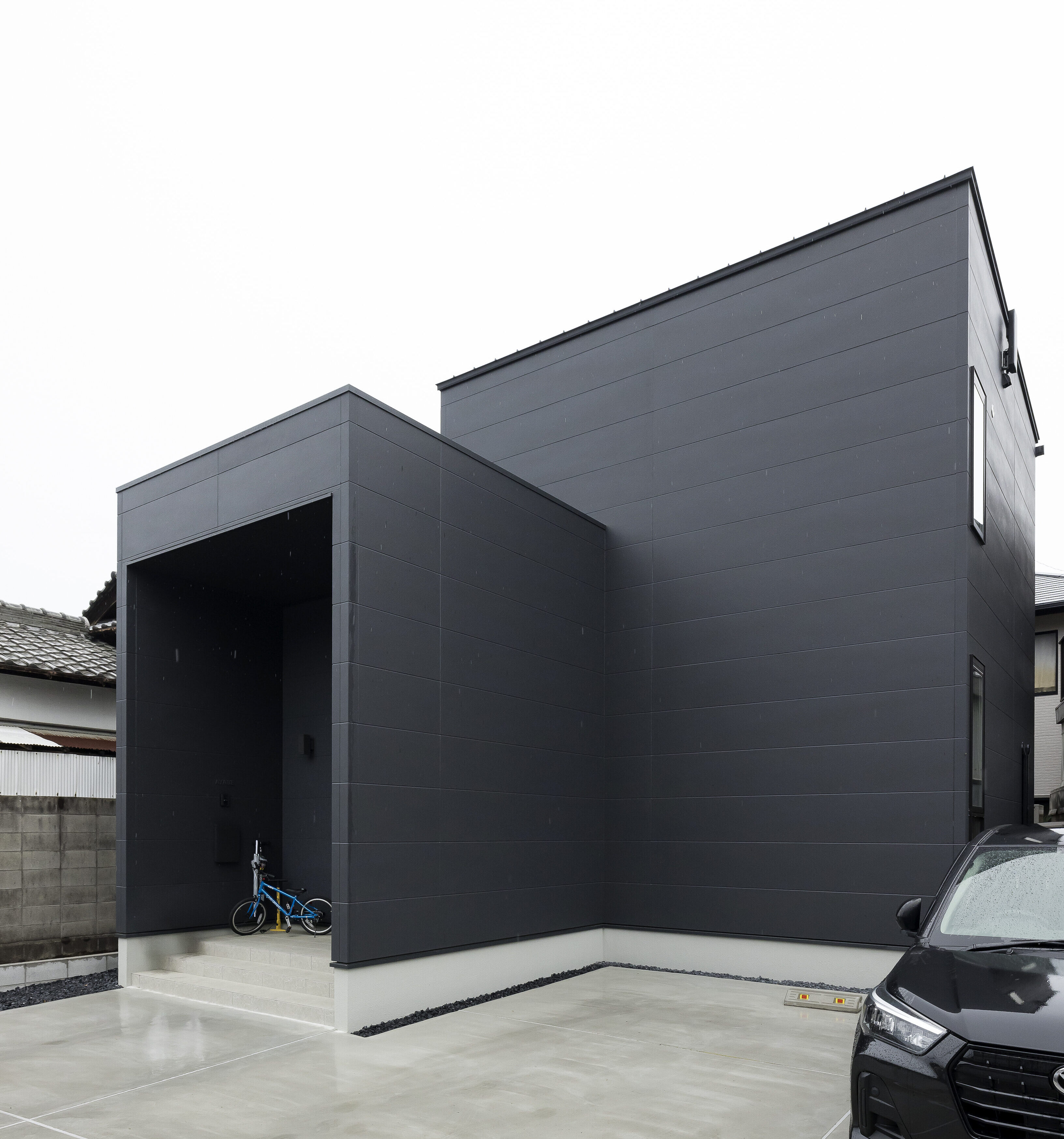 外からの目線を気にせず過ごせる、明るく開放的な吹き抜けのある家