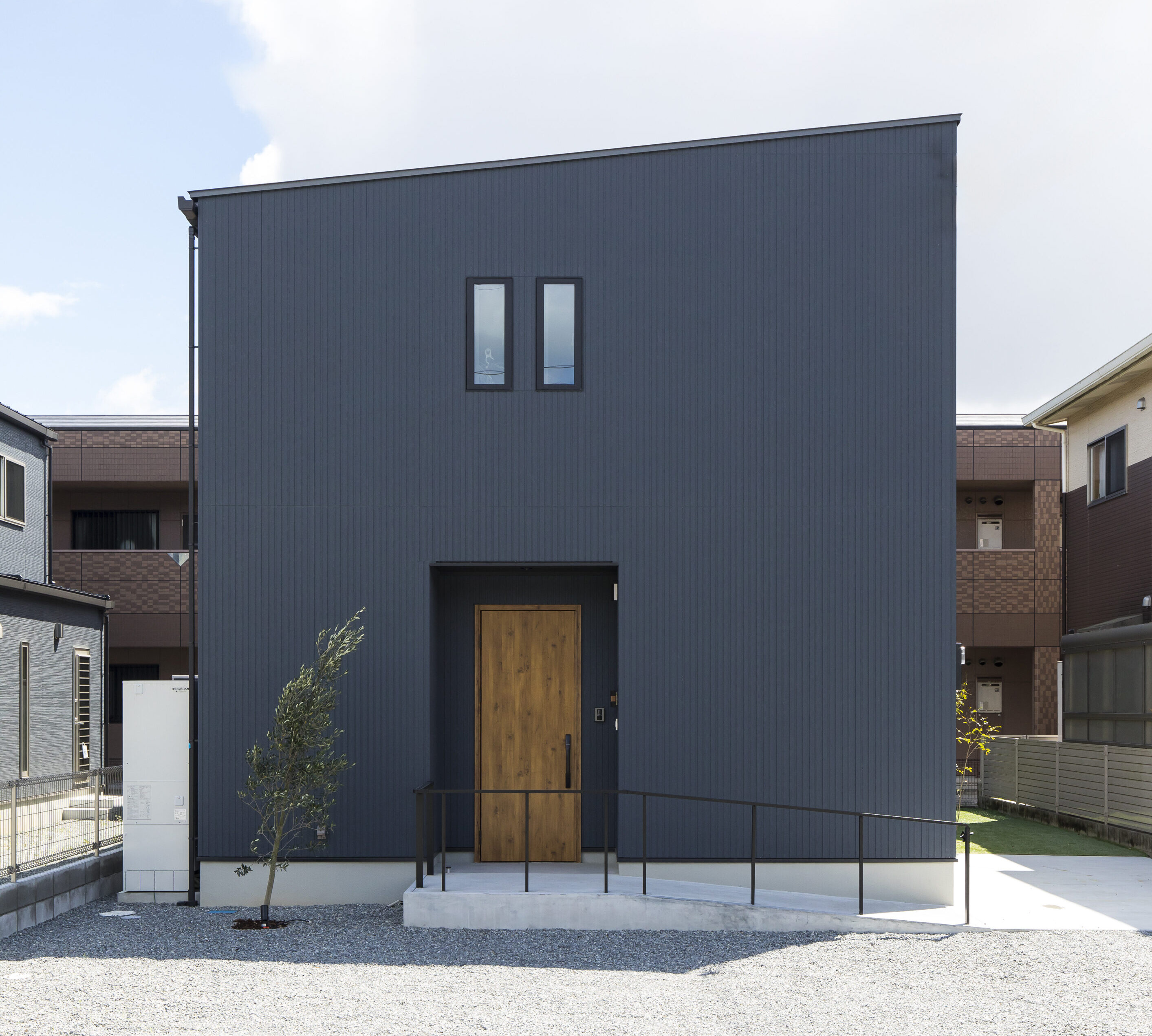 ステンレスキッチンと中庭のある家