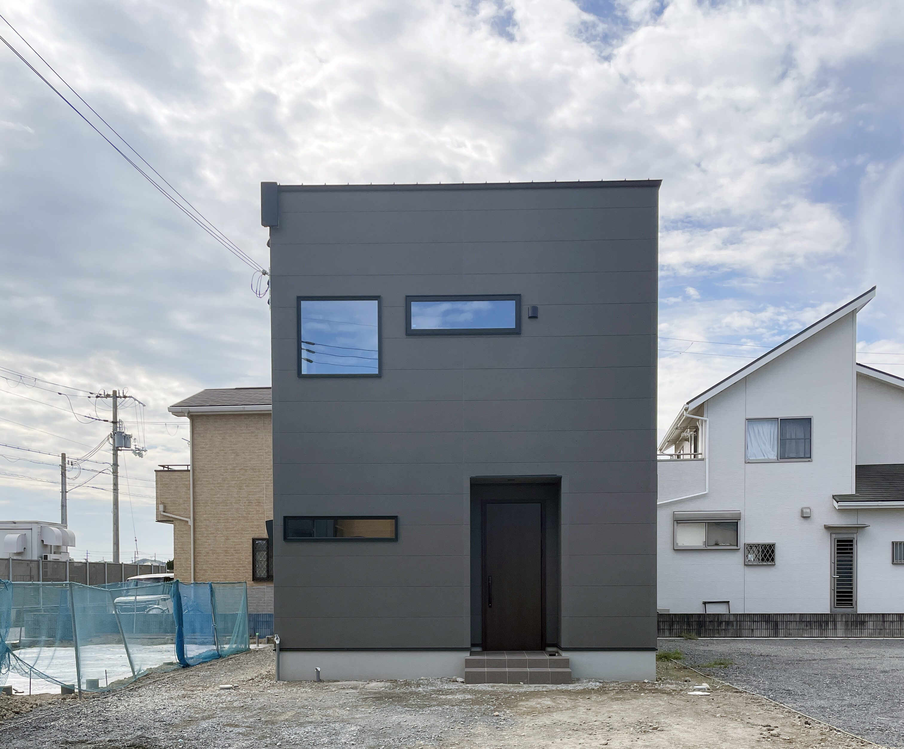 グレーで統一したシンプルモダンな家