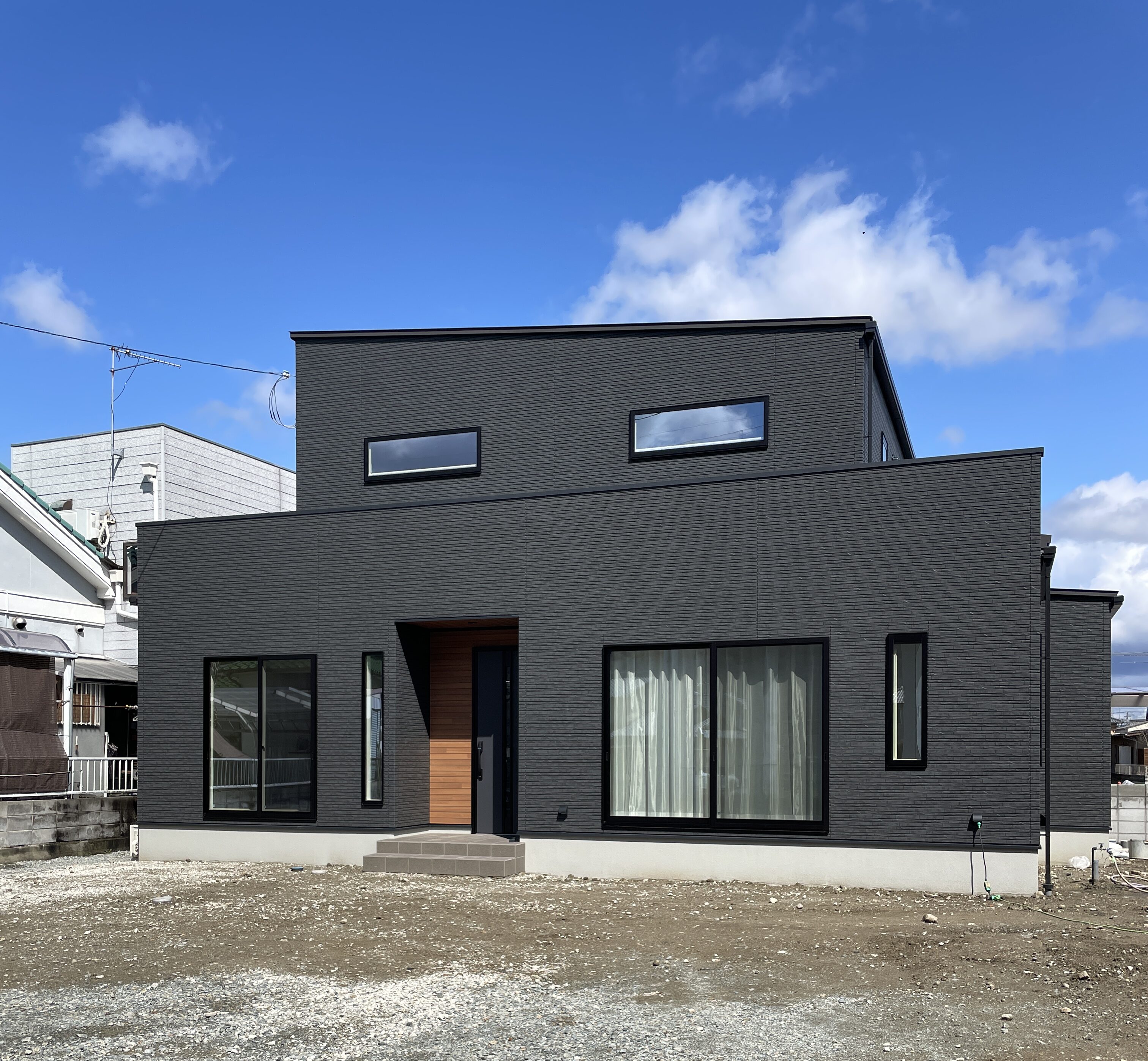 石目調×モノトーンのホテルライクな家